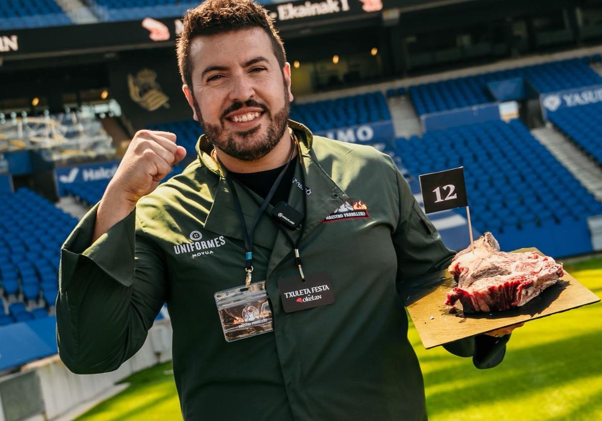 Óscar Varela, at the Reale Stadium in San Sebastián, with one of the chops for the grill.