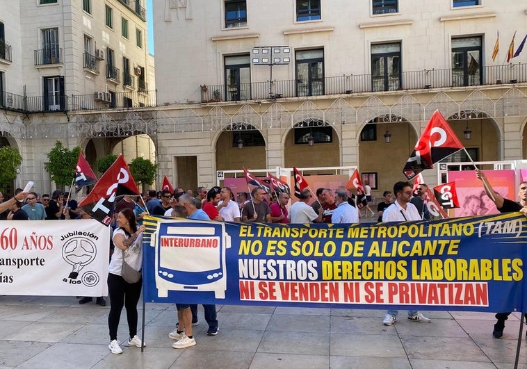 Demonstration of La Alcoyana workers in Alicante City Hall square.