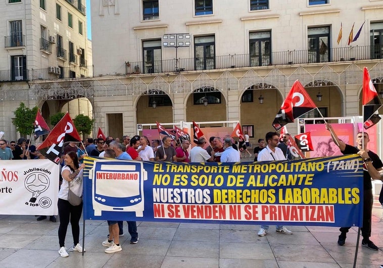 Manifestación de los trabajadores de La Alcoyana en la plaza del Ayuntamiento de Alicante.