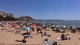 Gente en la playa del Postiguet en un caluroso día de mayo.
