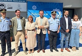 Representantes del Ayuntamiento y la Policía Local posan durante la inauguración de las nuevas dependencias policiales en Carrús.