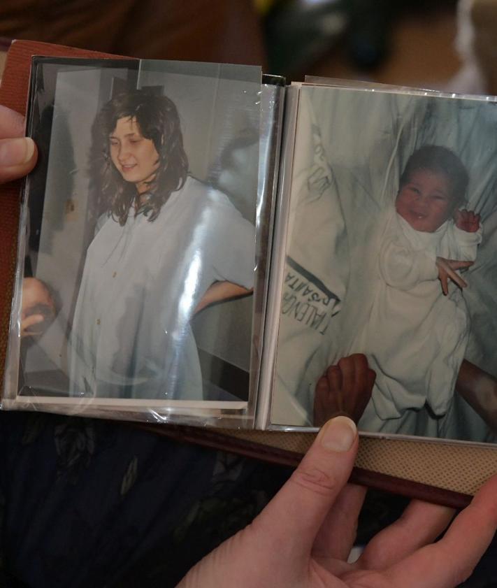 Imagen secundaria 2 - 1. Olga shows photographs of her daughter in a family album. 2. Olga in her living room. 3. Some photographs of Betty's early days.