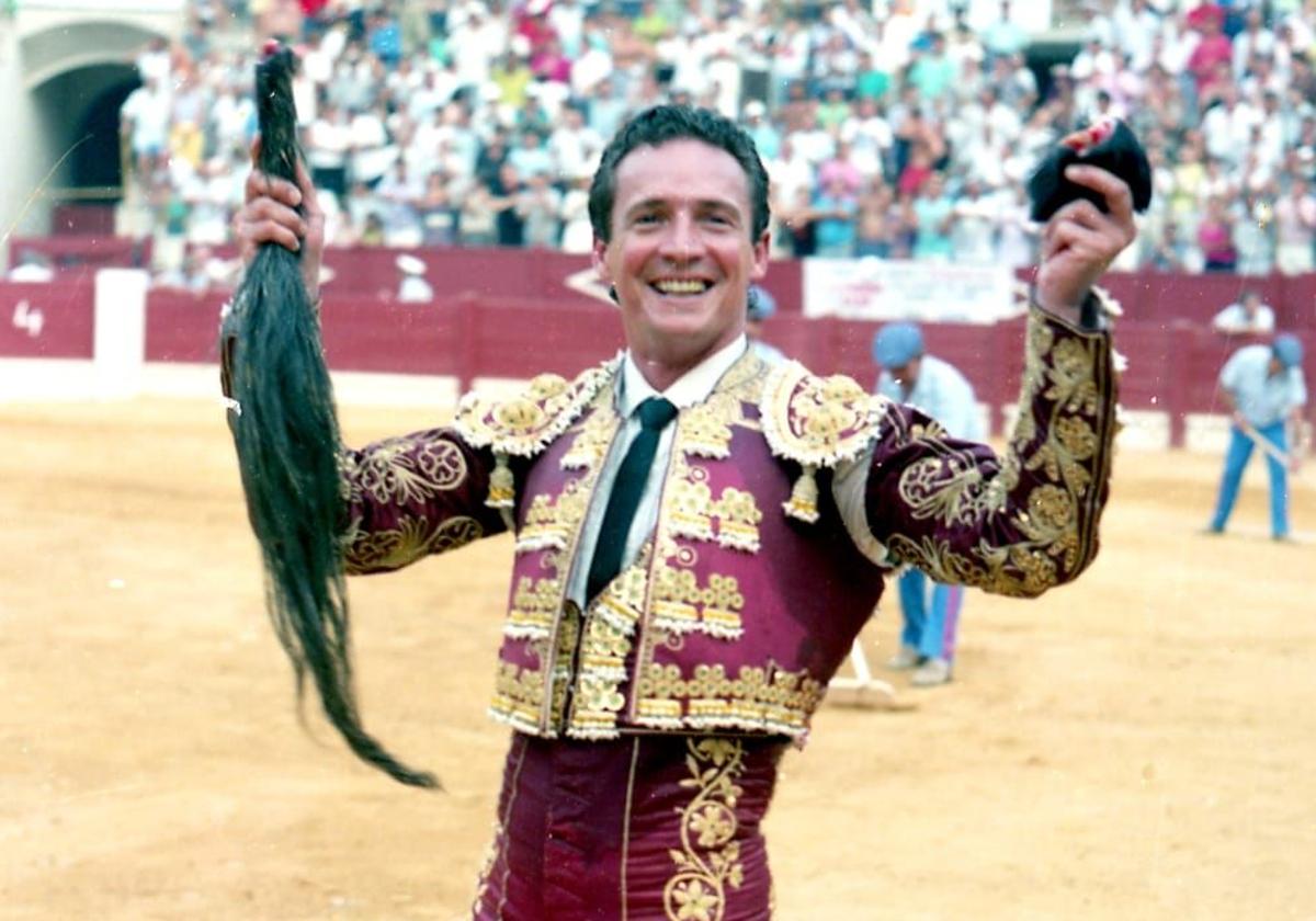 The Alicante bullfighter José Mari Manzanares triumphantly parades with two ears and the tail of the 'jandilla' Escopeta, during the event on August 4, 1989