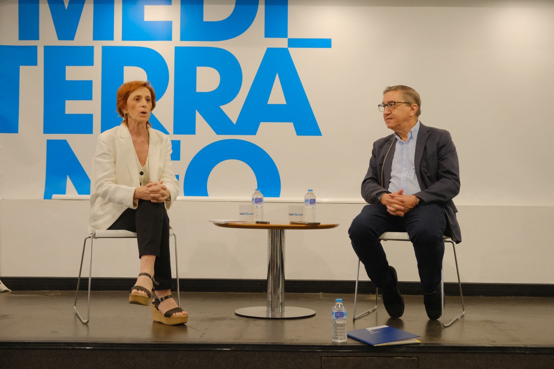 Rovira with the director of TodoAlicante, Concha Pastor, who acted as moderator of the event.