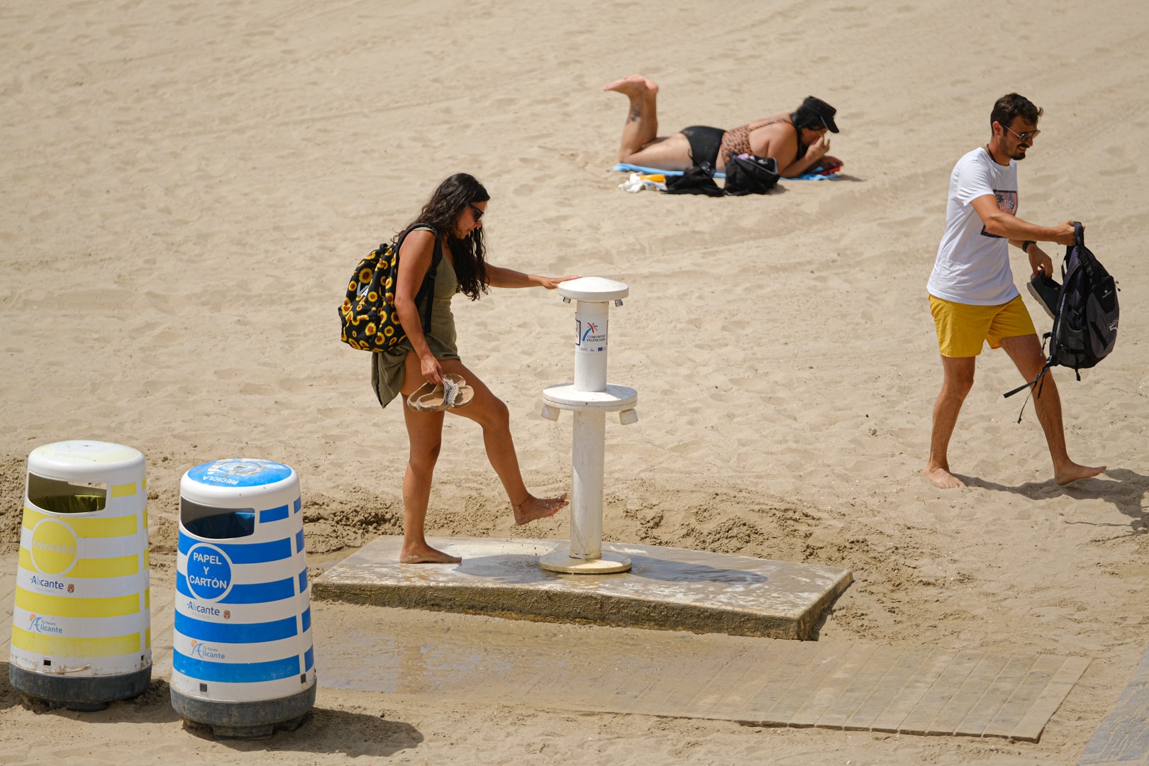 Bañistas en la playa del Postiguet de Alicante.
