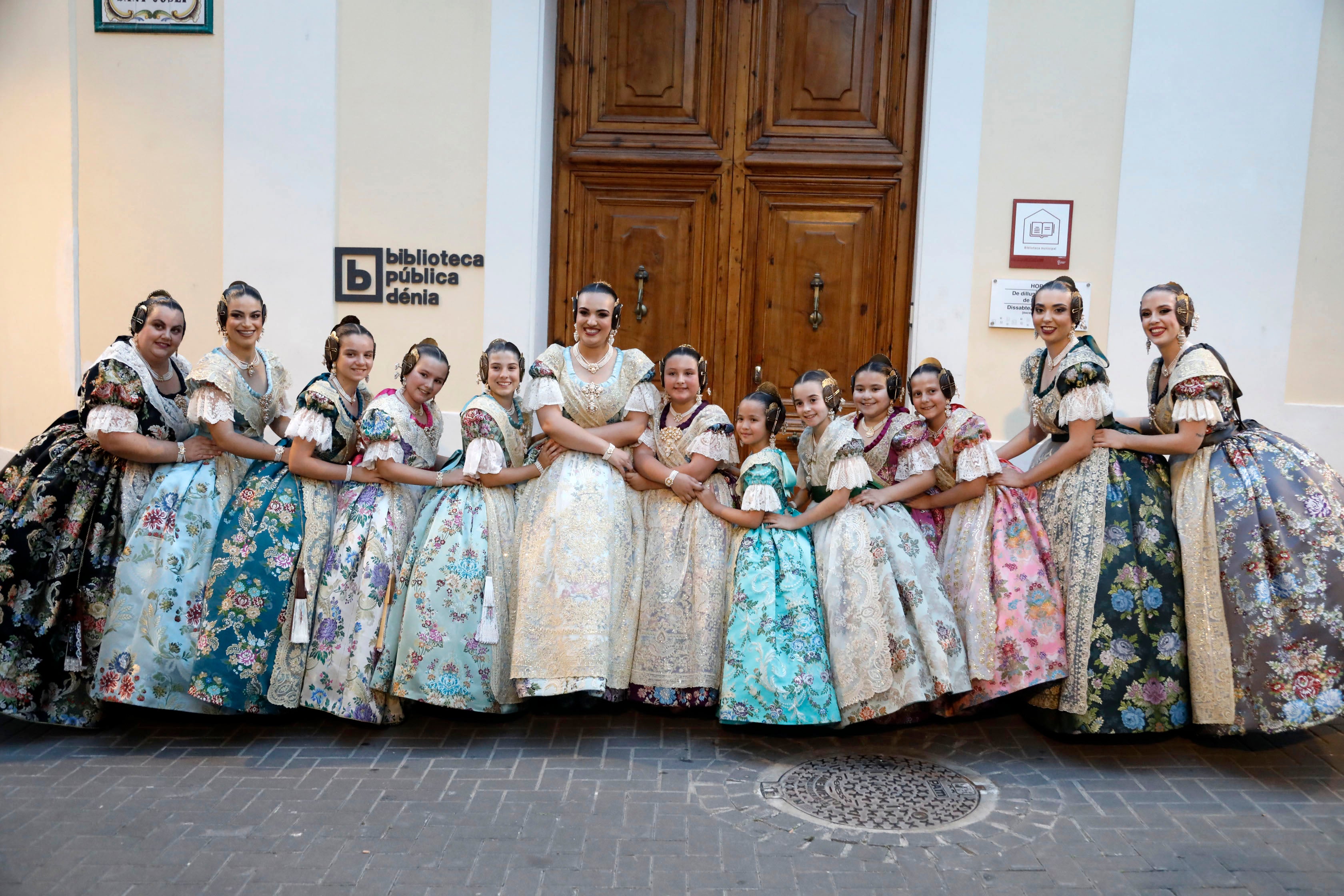 Las nuevas falleras mayores de Dénia arropadas por sus cortes.