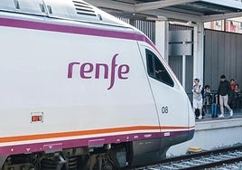 Tren de Renfe en la estación Alicante-Terminal.