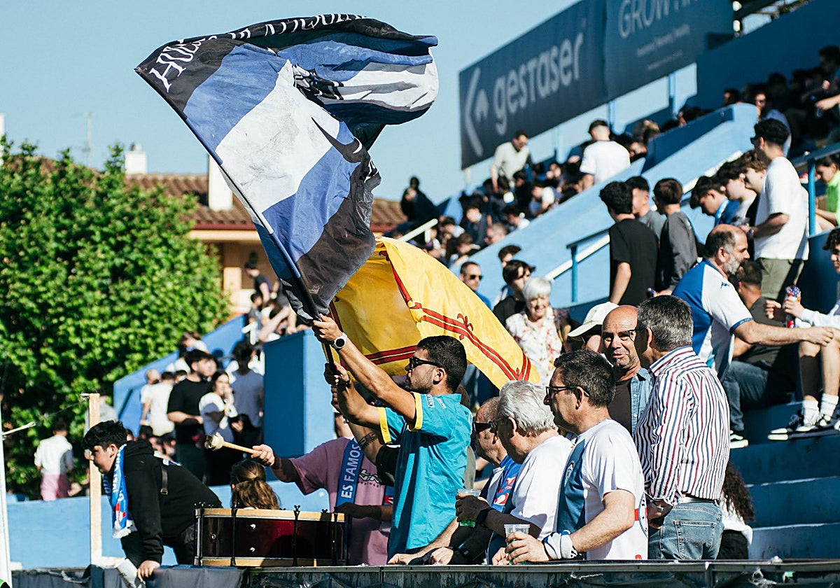 Aficionados del Alcoyano en El Collao.