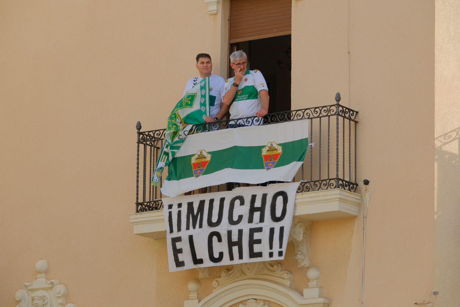 Elche se echa a la calle para festejar el ascenso por todo lo alto