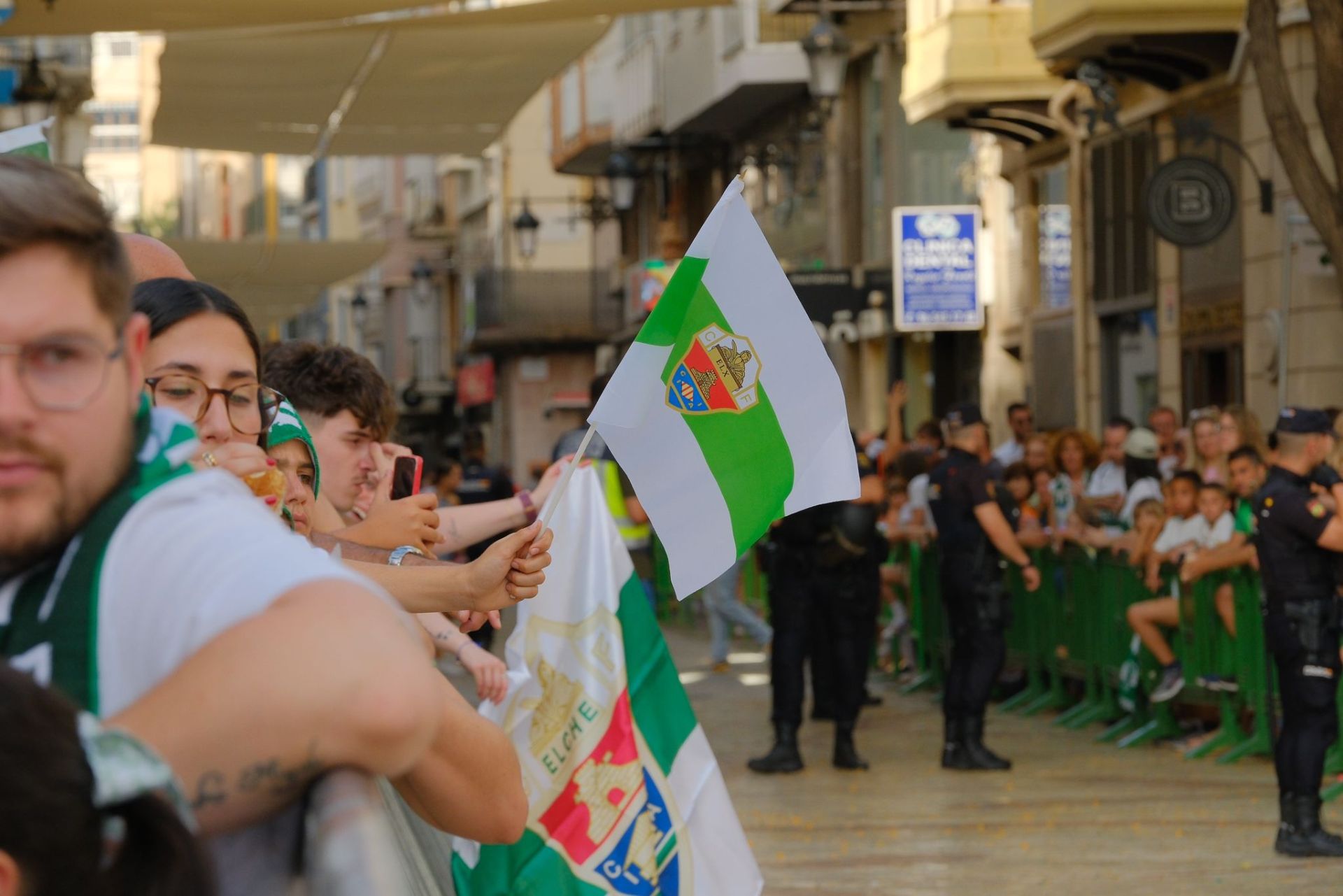 Elche se echa a la calle para festejar el ascenso por todo lo alto