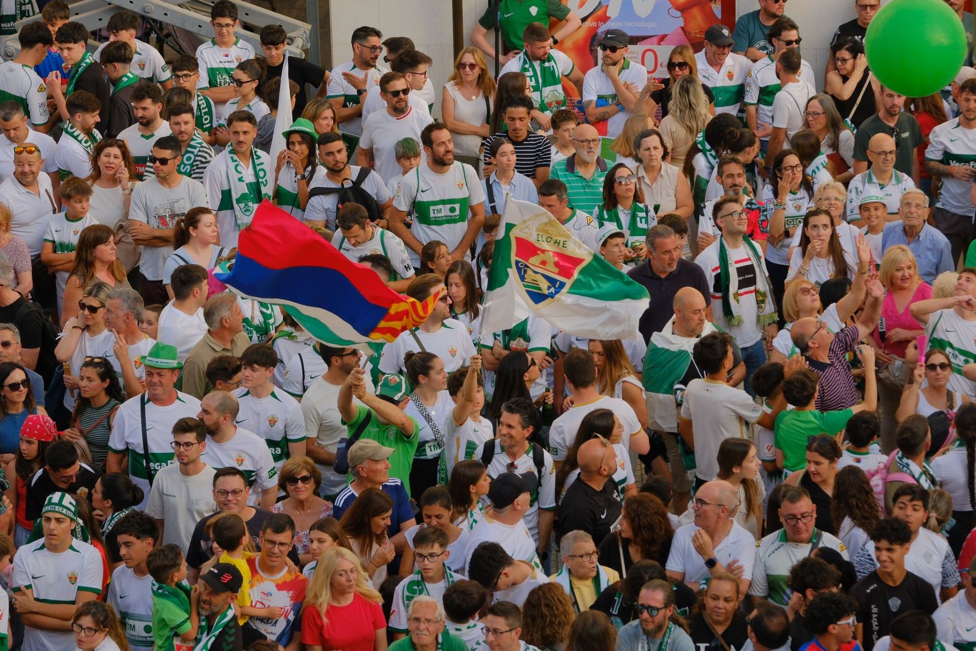 Elche se echa a la calle para festejar el ascenso por todo lo alto