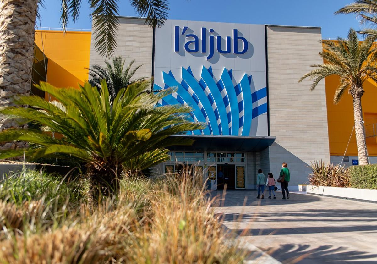 Entrance to L'Aljub shopping centre.