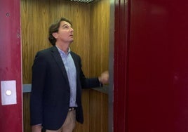 El concejal de Vivienda, Carlos de Juan, en uno de los nuevos ascensores.