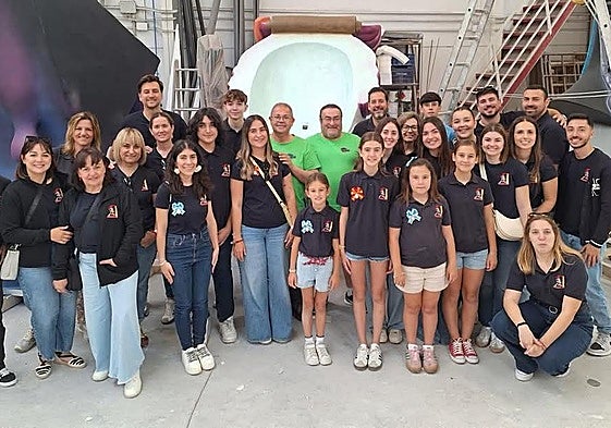 Los foguerers de La Ceràmica en el taller de Palacio i Serra.