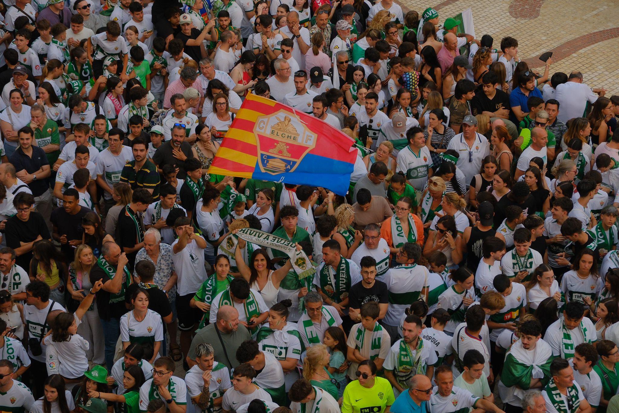 Elche se echa a la calle para festejar el ascenso por todo lo alto