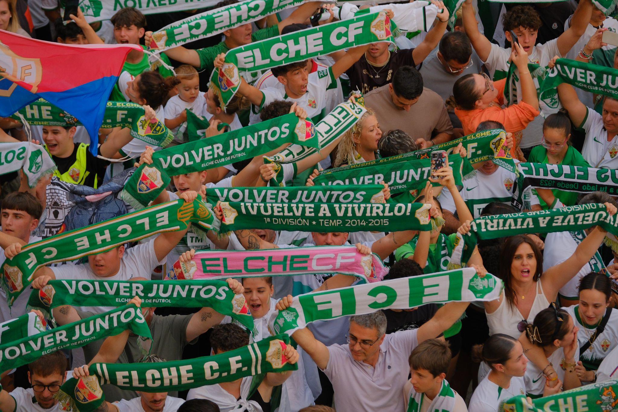 Elche se echa a la calle para festejar el ascenso por todo lo alto