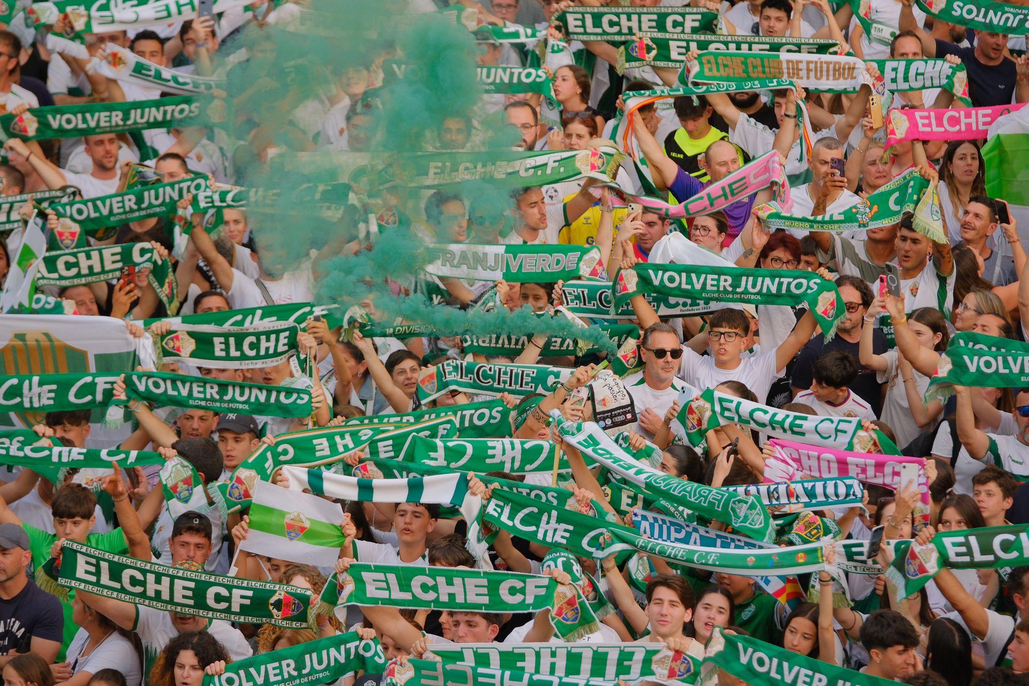 Elche se echa a la calle para festejar el ascenso por todo lo alto