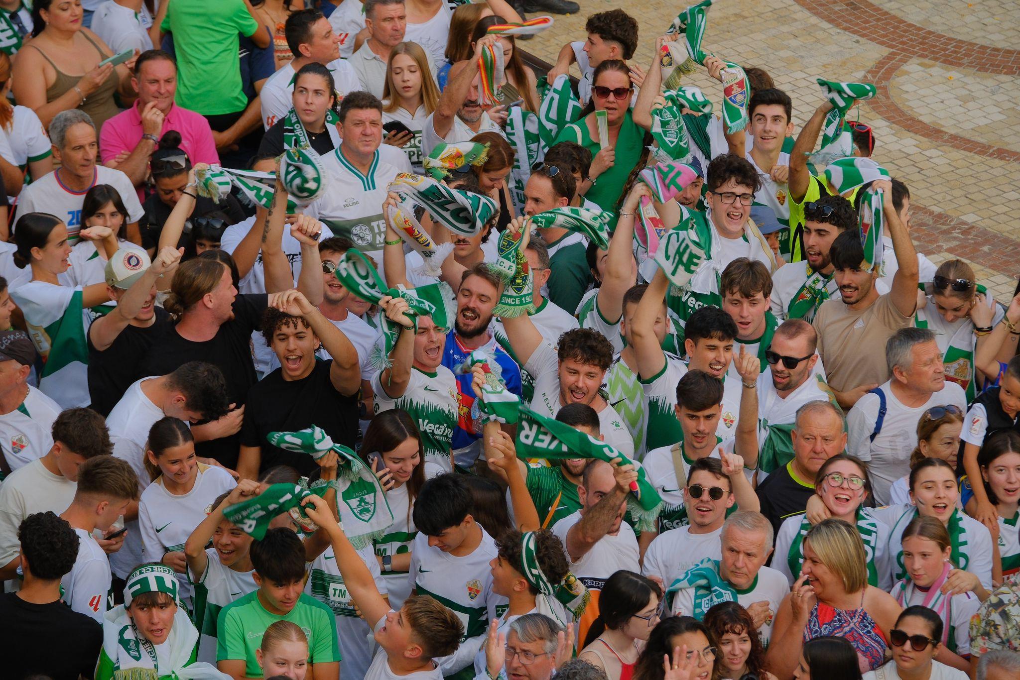 Elche se echa a la calle para festejar el ascenso por todo lo alto