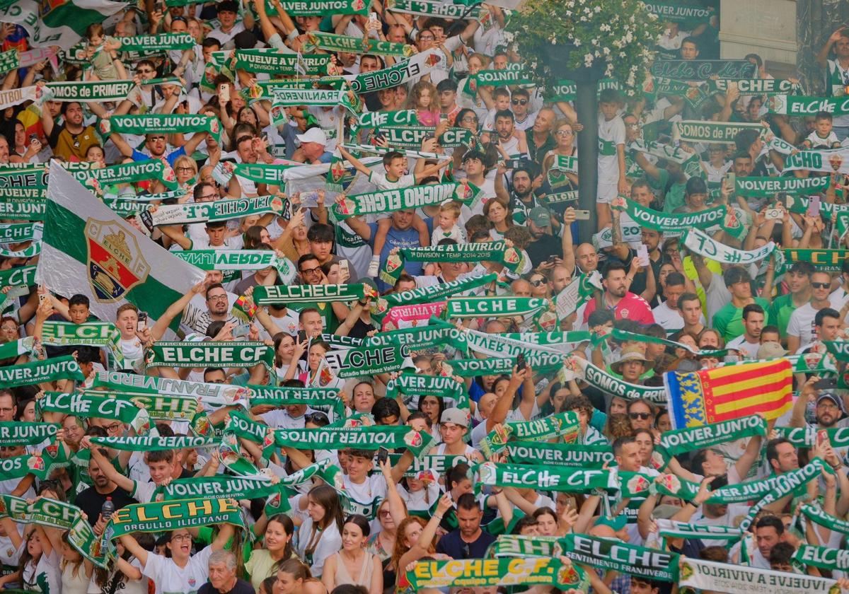 Elche se echa a la calle para festejar el ascenso por todo lo alto