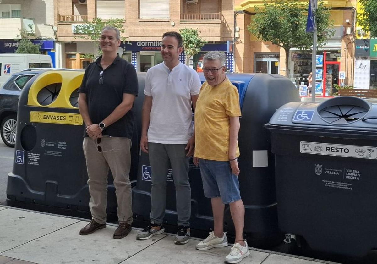 El edil del área, Sergio Palao; acompañado por el presidente de AMIF, Fernando Egido; y el CEO de Rototank, Jesús Juan, empresa fabricante de los nuevos contenedores.