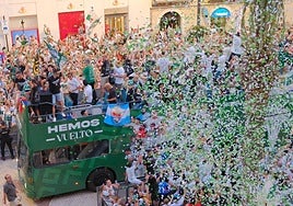 VÍDEO: Así recibe Elche a los jugadores tras el ascenso
