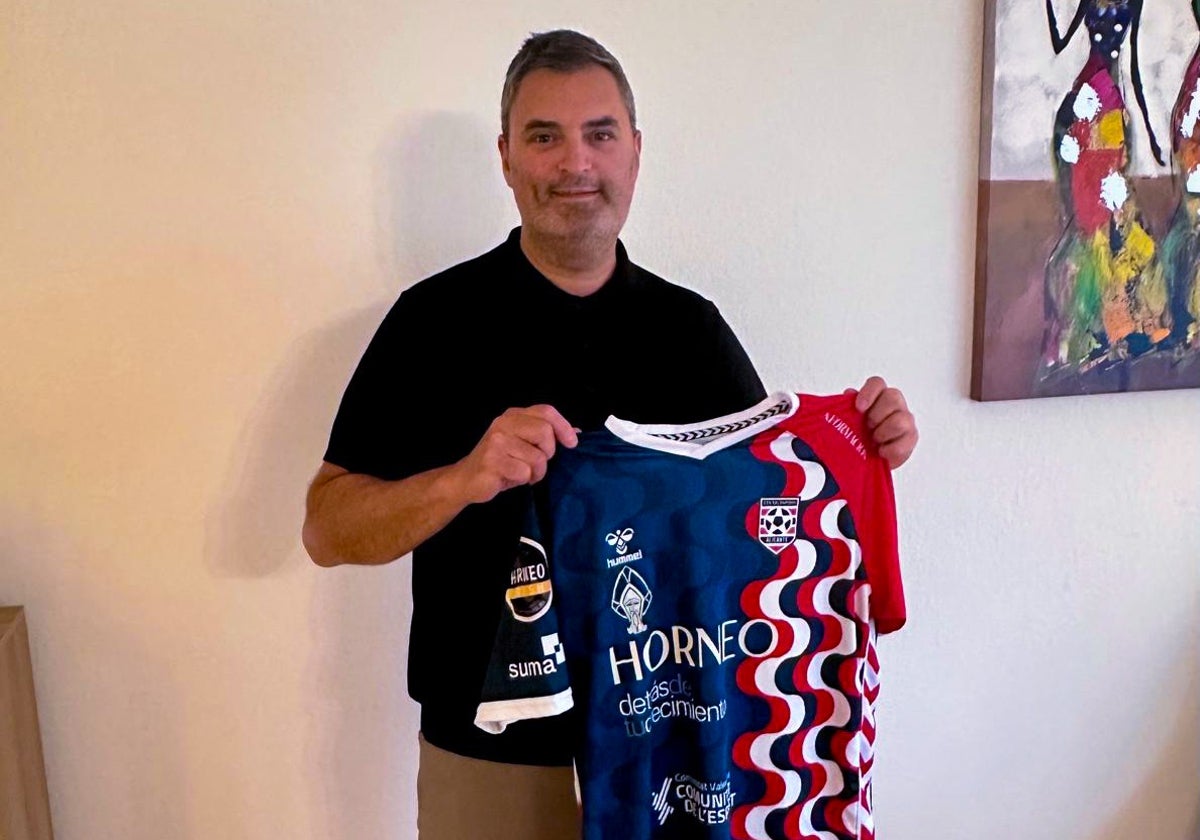 Abraham Rochel poses with the Horneo EÓN Alicante jersey.