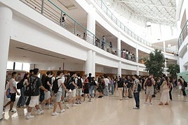 Jóvenes alicantinos aguardan a efectuar su primera prueba de la PAU este martes en la UA.