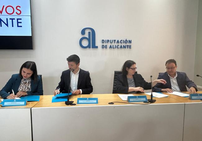 Firma del acuerdo entre los archivos de Alicante.