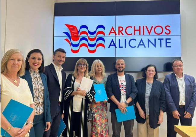 Firma del acuerdo entre los archivos de Alicante.