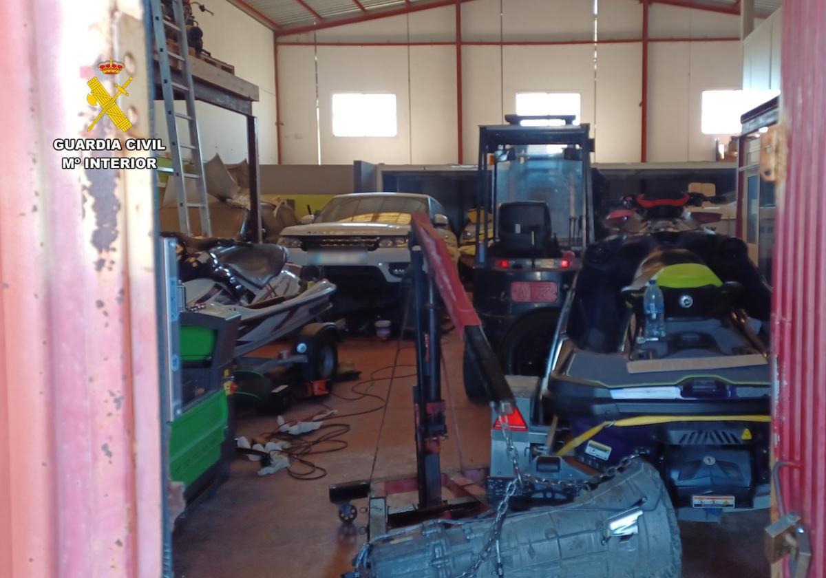 Civil Guard Dismantles Illegal Mechanical Workshop Hidden in Alicante Village