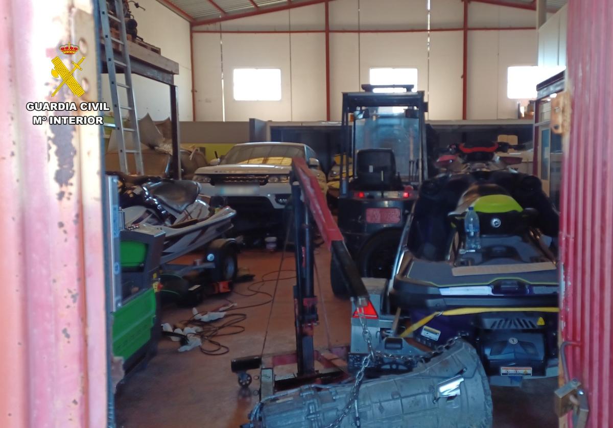 Imagen principal - La Guardia Civil desmantela un taller mecánico ilegal que se ocultaba en un pueblo de Alicante