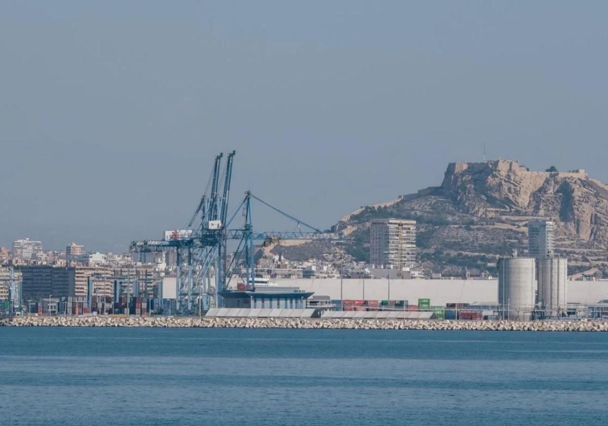 Terrrenos previstos para la construcción de los macrodepósitos de combustible en el puerto.