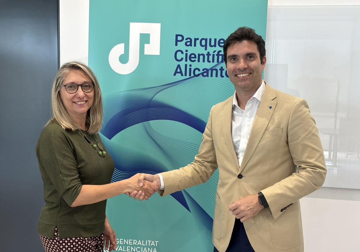 La vicerrectora María Jesús Pastor, junto a Mariano Torres, presidente de Terciario Avanzado tras la firma del convenio.