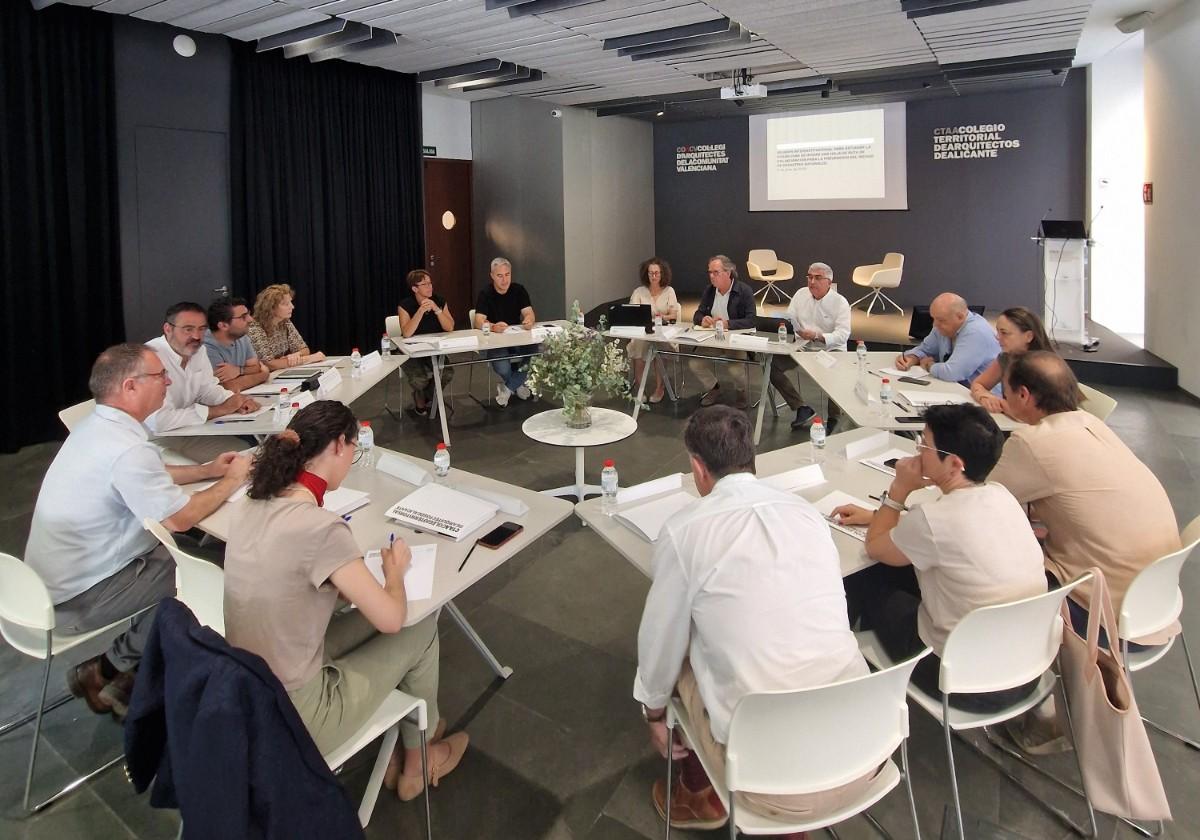 Imagen de la reunión celebrada en el Colegios de Arquitectos de Alicante.