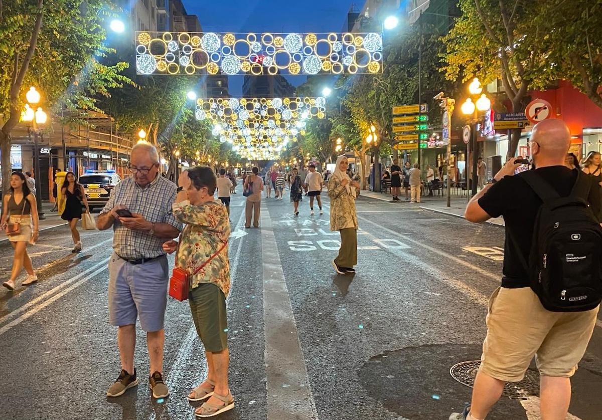 Encendido de luces en el centro de Alicante.