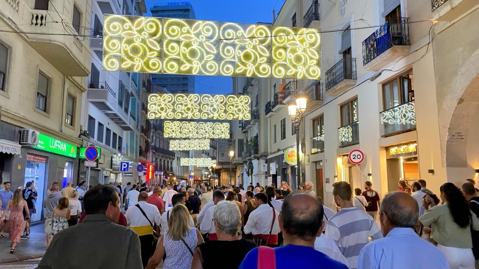 Alicante ya brilla &#039;a la llum de les Fogueres&#039;