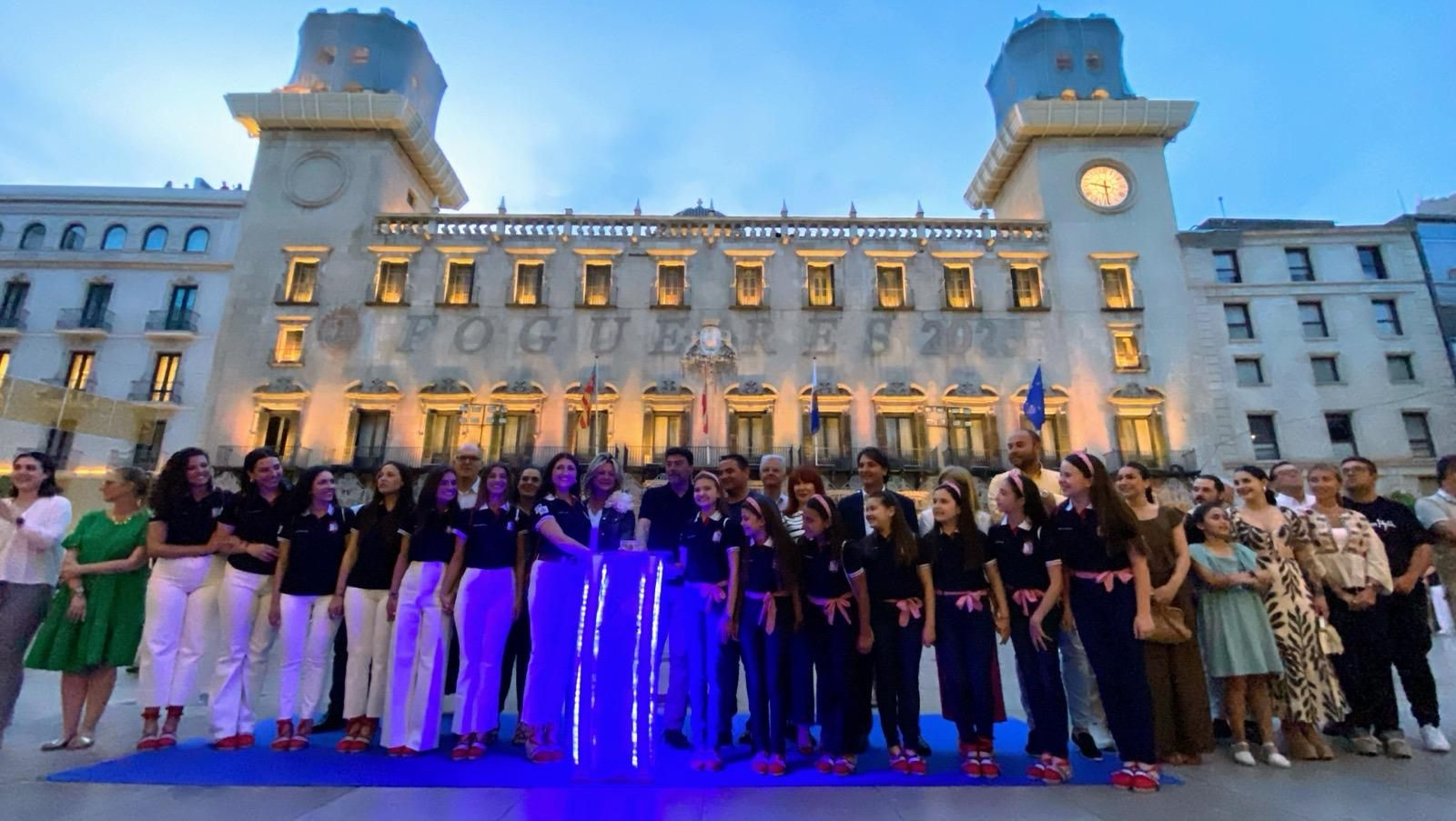 Alicante ya brilla &#039;a la llum de les Fogueres&#039;
