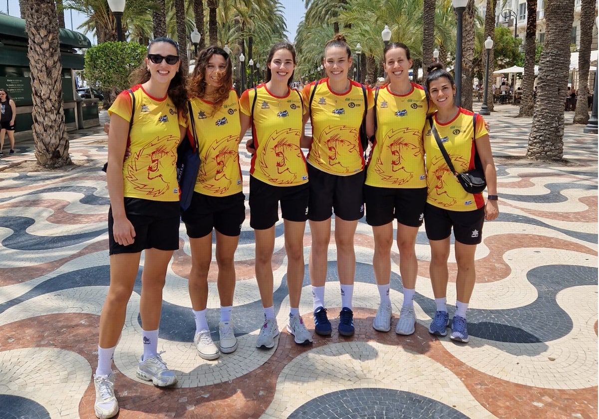 Jugadoras de la selección española posan en la Explanada.