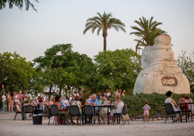 El restaurante completa la experiencia.