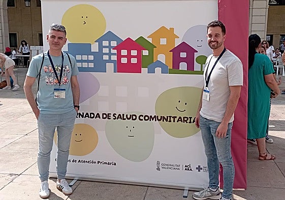Los sanitarios Pau Berenguer y Aarón Gutiérrez este miércoles en la plaza del Ayuntamiento de Alicante.