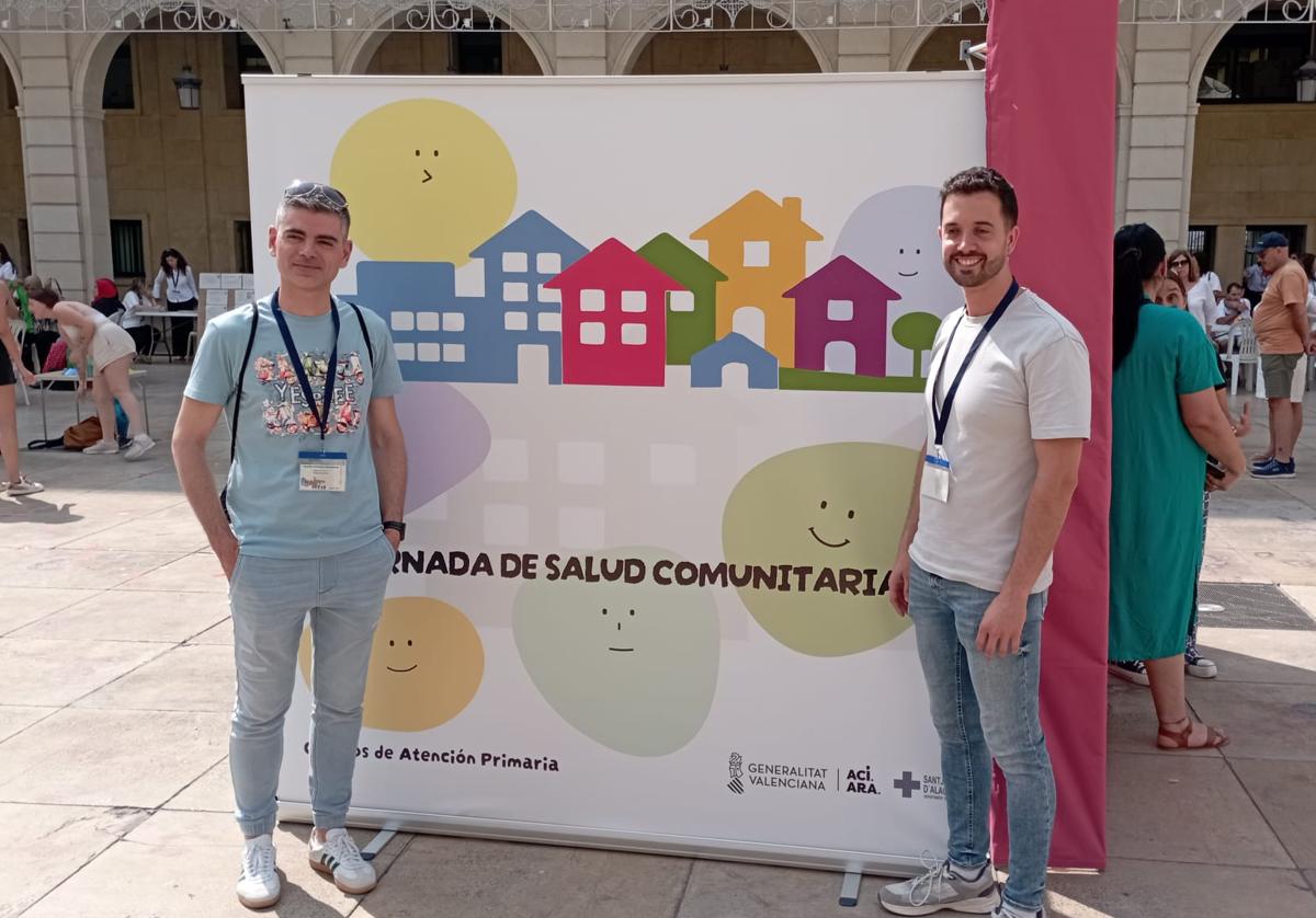 Los sanitarios Pau Berenguer y Aarón Gutiérrez este miércoles en la plaza del Ayuntamiento de Alicante.