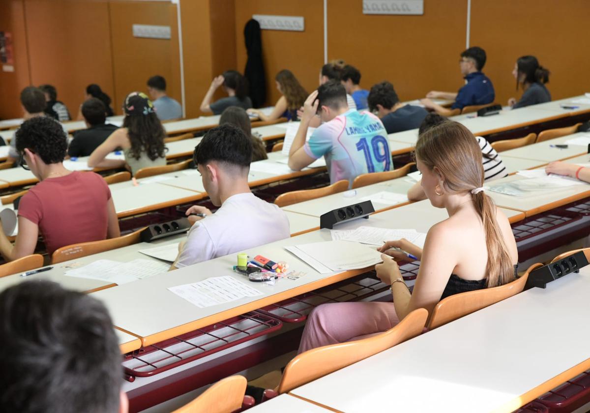 Aspirantes en las pruebas de Selectividad convocadas en el Campus de la Universidad de Alicante.