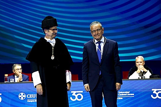 Durante el acto conmemorativo se ha hecho entrega de la medalla del 30 aniversario a once personalidades e instituciones vinculadas al desarrollo del CEU en Elche.