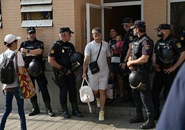 India y Manel salen del portal de su vivienda.