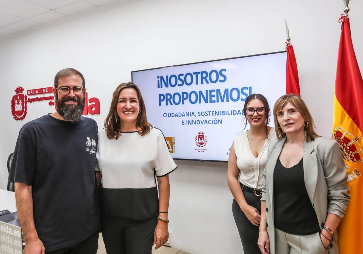 La concejala de Educación, María Gisbert, junto a Isabel Gómez, vicedecana de Posgrado de la UA; Isabel Coves, directora del IES La Melva, y Jaume Pérez, docente del mismo centro, en la presentación de la iniciativa.