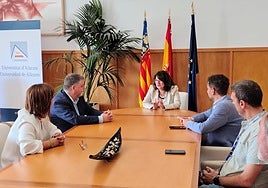 Reunión a dos bandas entre la UA y el Ayuntamiento de Villena.