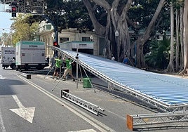 Montaje de la tribuna de las Hogueras de Alicante.