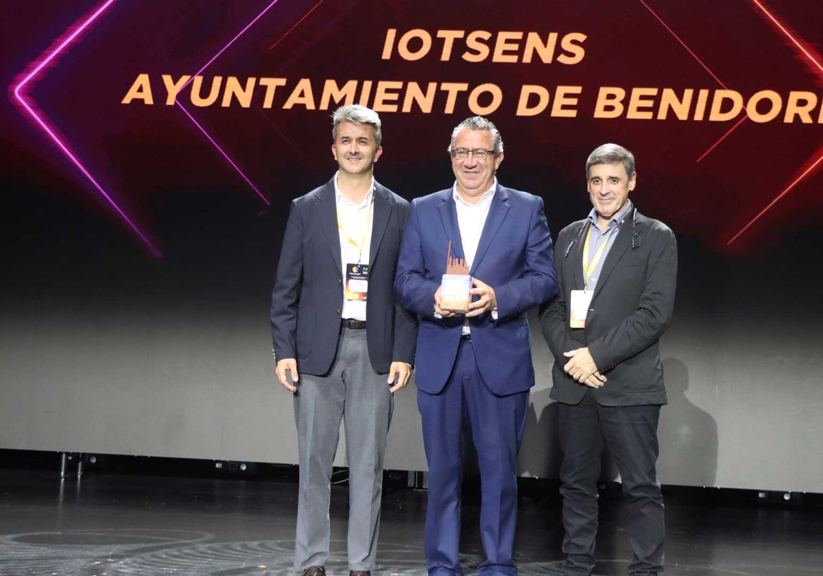 Toni Pérez with the award given to Benidorm