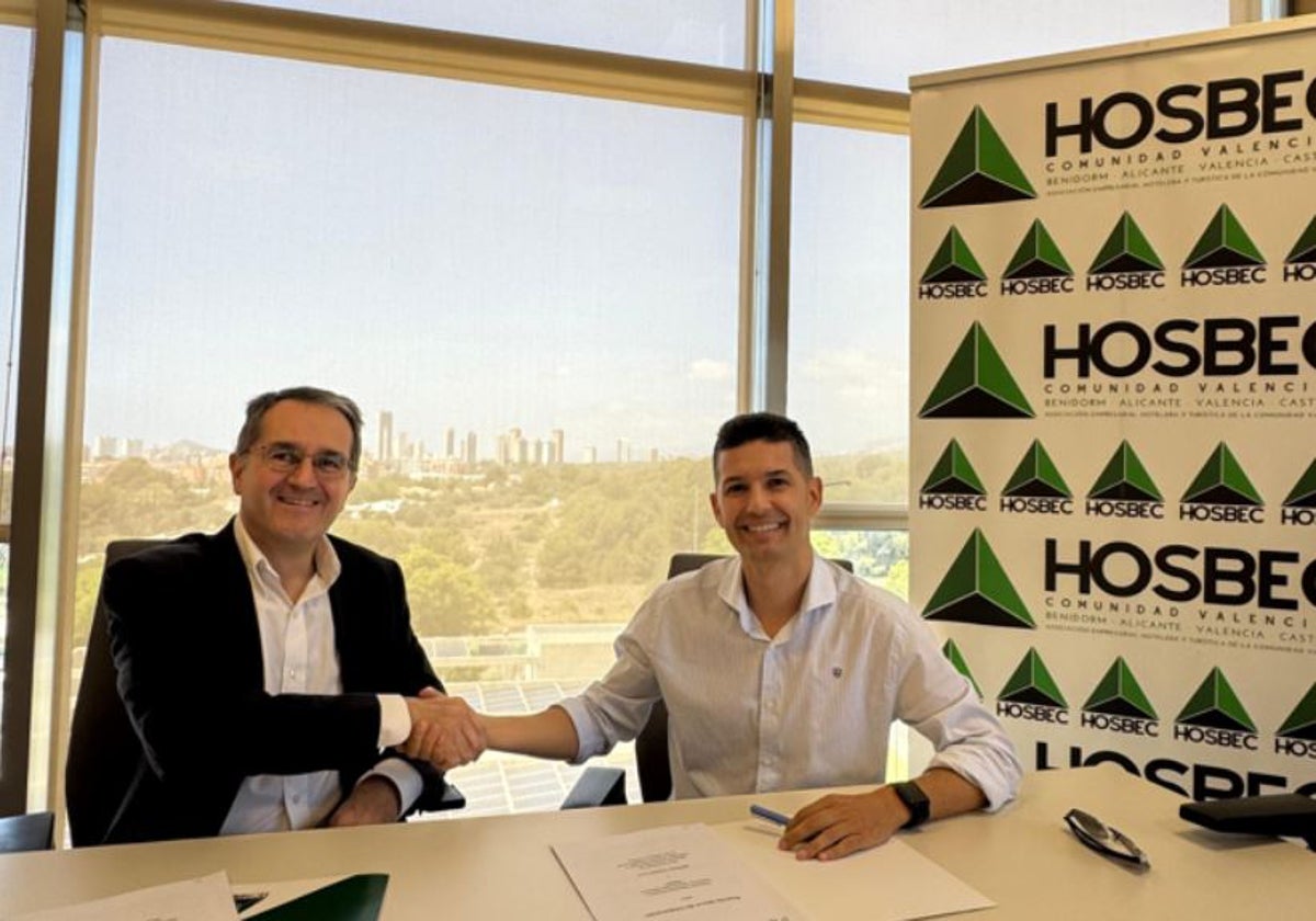 Image of the agreement signed between the energy company and the hotel association