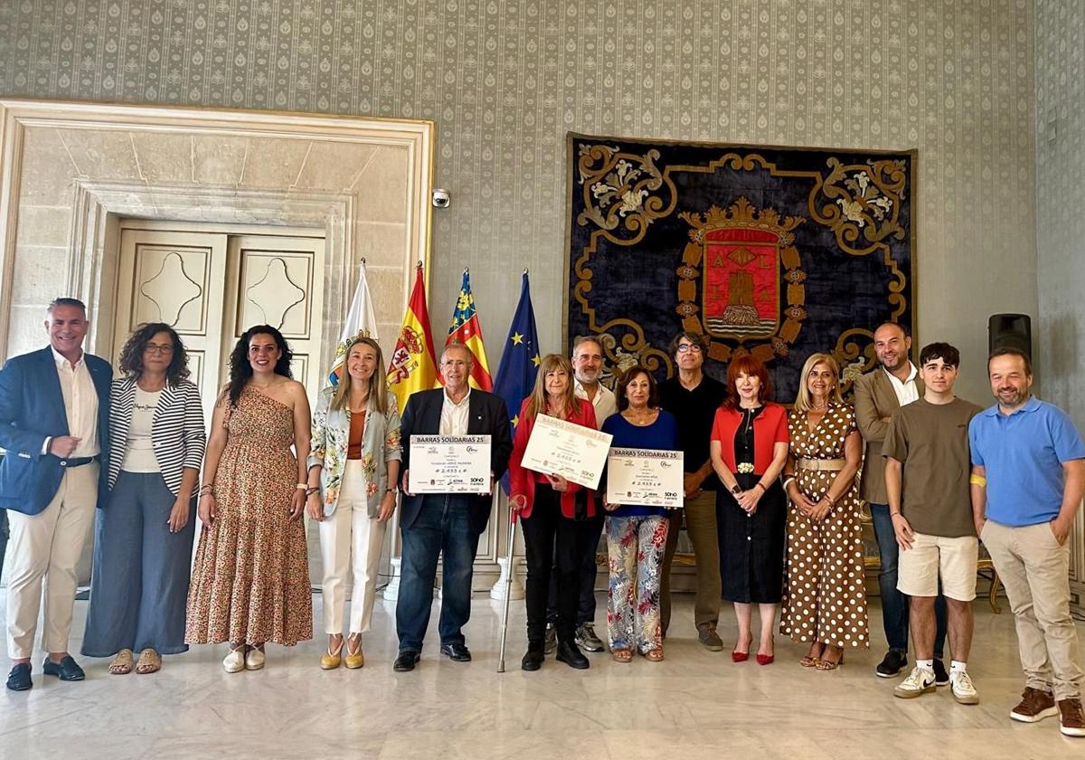 Presentation of the cheques from the charitable bars of Carnival and New Year's Eve.
